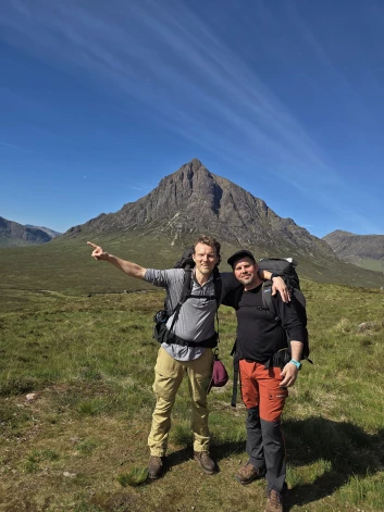 Šis kalns ir visfotografētākais un filmētākais kalns Skotijā. Buachaille Etive Mòr jeb no skotu gēlu valodas Lielais Etivas gans ir 1021 metru augsta piramidāla virsotne, to var redzēt arī Džeimsa Bonda filmā "Skyfall".
