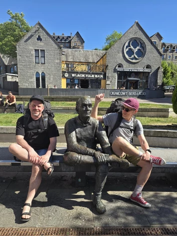 Fortviljamsā takas noslēgumā pie “cilvēka ar sāpošām pēdām” statujas, kas izveidota, suminot visus maršruta izgājējus. “Nav jautājums, vai mēs atgriezīsimies, bet – kad? Jo mēs patiešām atgriezīsimies Skotijā, taču nu jau ar savām meitenēm,” teic Jānis Aišpurs un Intars Busulis, esot sajūsmā par Skotijas pirmatnīgo dabu.