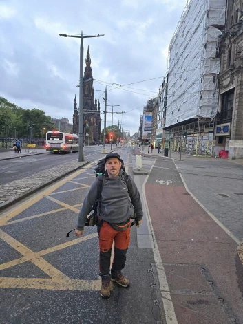 Intars Busulis, uzreiz pēc noskrietā pusmaratona ieradies Edinburgā, kur viņu sirsnīgi sagaidīja ceļabiedrs.