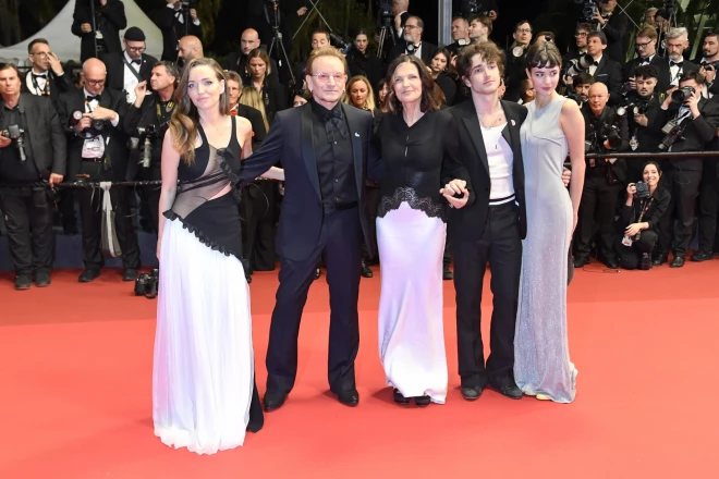 Filmas pirmizrādes vakarā Kannu kinofestivālā. No kreisās: meita Džordana, Bono, sieva Ali, dēls Elija un viņa draudzene modele Greisa Bērnsa.