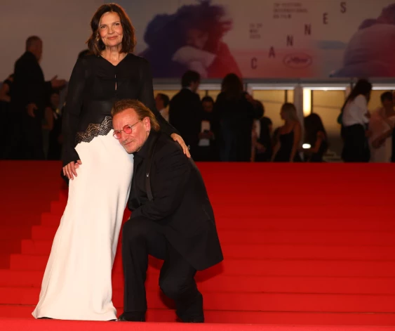 Bono ar sievu Alisoni.
