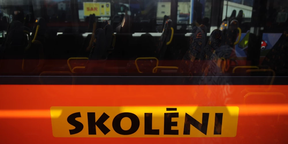 Publiskajā telpā pamanāmi satrauktu vecāku ieraksti, ka skolēnu autobusos bieži novērojama jauniešu visai neadekvāta uzvedība, piemēram, grūstīšanās līdz pat tādai pakāpei, ka bērns pieturā izkrīt pa transportlīdzekļa kāpnēm.