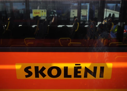 Publiskajā telpā pamanāmi satrauktu vecāku ieraksti, ka skolēnu autobusos bieži novērojama jauniešu visai neadekvāta uzvedība, piemēram, grūstīšanās līdz pat tādai pakāpei, ka bērns pieturā izkrīt pa transportlīdzekļa kāpnēm.