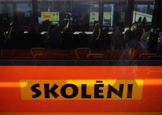 Neviens nepamana, kad bērns nokrīt: kas kontrolē skolēnu uzvedību skolas autobusos – šoferis, pavadonis vai neviens?