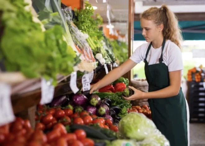 Vai alimenti jāmaksā arī tad, ja vecāks atrodas ārzemēs un bērns vasarā strādā?