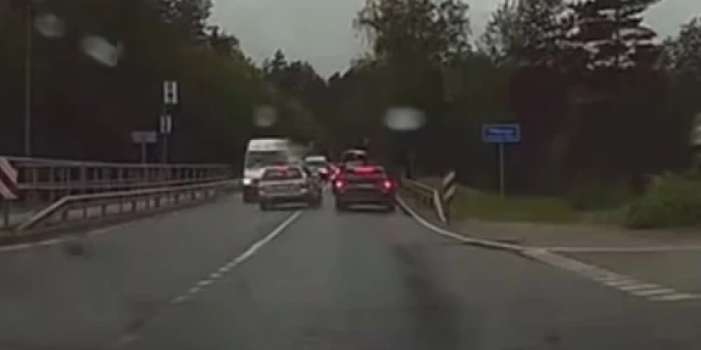 Likumsargi konstatēja, ka automašīnas “Volkswagen Passat” vadītājs atradās 2,16 promiļu stiprā alkohola reibumā, kā arī viņam nebija transportlīdzekļa vadīšanas tiesību.