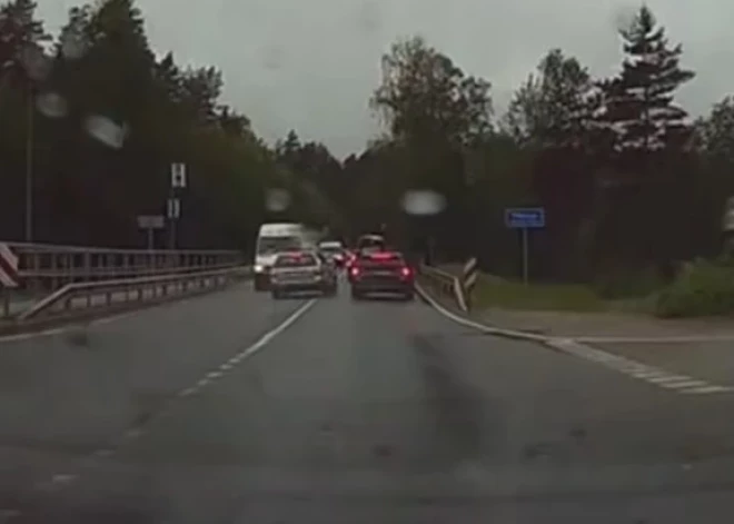 Lubānas ielā šoferis, tikko izbraucis no ieskrējiena joslas, mēģina apdzīt un avarē