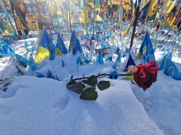 Проезжая по Украине, повсюду кладбища. Если погиб солдат — есть флаг.