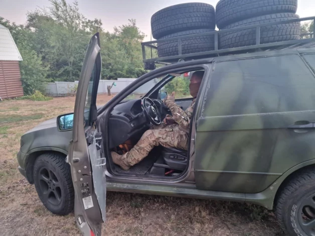 Автомобиль, доставленный Далбиньшем для эвакуации раненых, передан латвийскому военному медику в Украине.