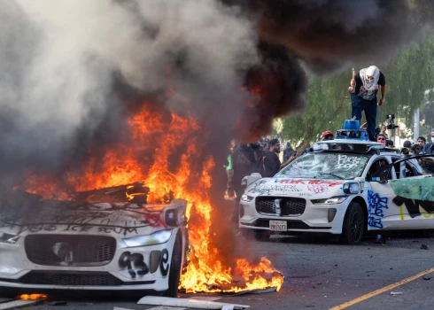 Demonstranti Losandželosā iesaistījušies sadursmēs ar drošības spēkiem.