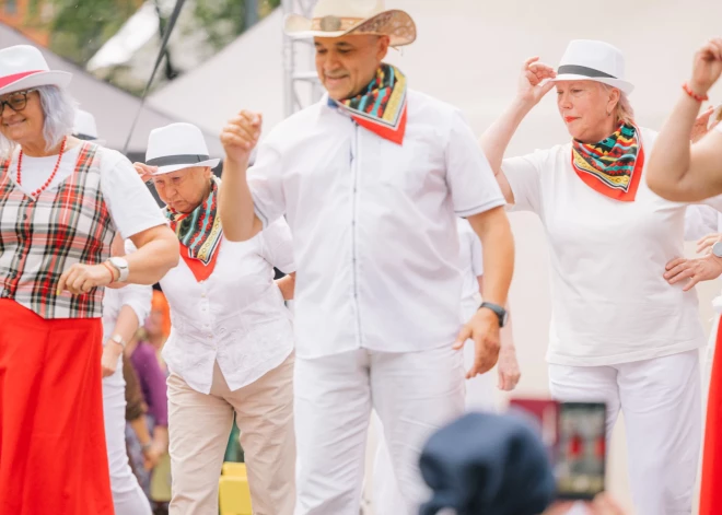 Simtiem senioru nedēļas nogalē sadancos un sadziedās Morē – sākas festivāla “Zelta ritmi” tūre. Noslēgumā – zaļumballe!