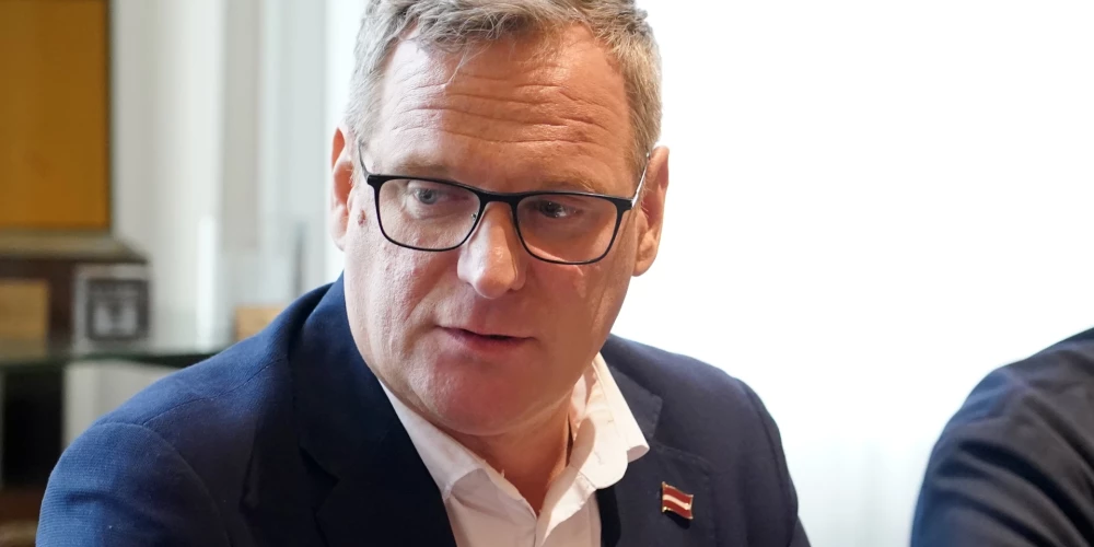 "Progresīvie" Rīgas mēra amata kandidāts Viesturs Kleinbergs tikšanās laikā ar Nacionālās apvienības pārstāvjiem Rīgas domē, kurā pārrunā nākamās koalīcijas veidošanu.