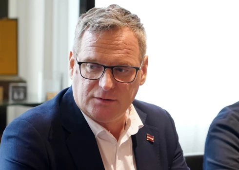 "Progresīvie" Rīgas mēra amata kandidāts Viesturs Kleinbergs tikšanās laikā ar Nacionālās apvienības pārstāvjiem Rīgas domē, kurā pārrunā nākamās koalīcijas veidošanu.