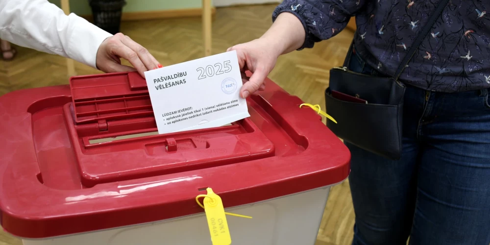 Apstiprina pašvaldību vēlēšanu rezultātus.