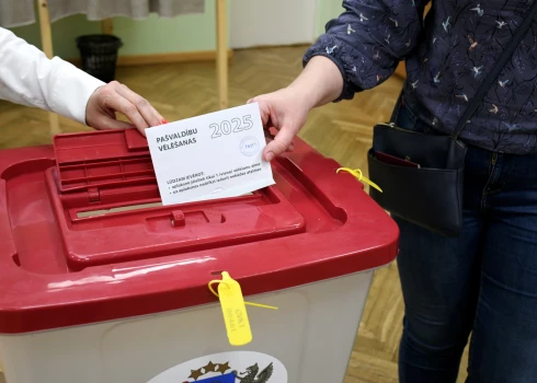 Apstiprina pašvaldību vēlēšanu rezultātus.