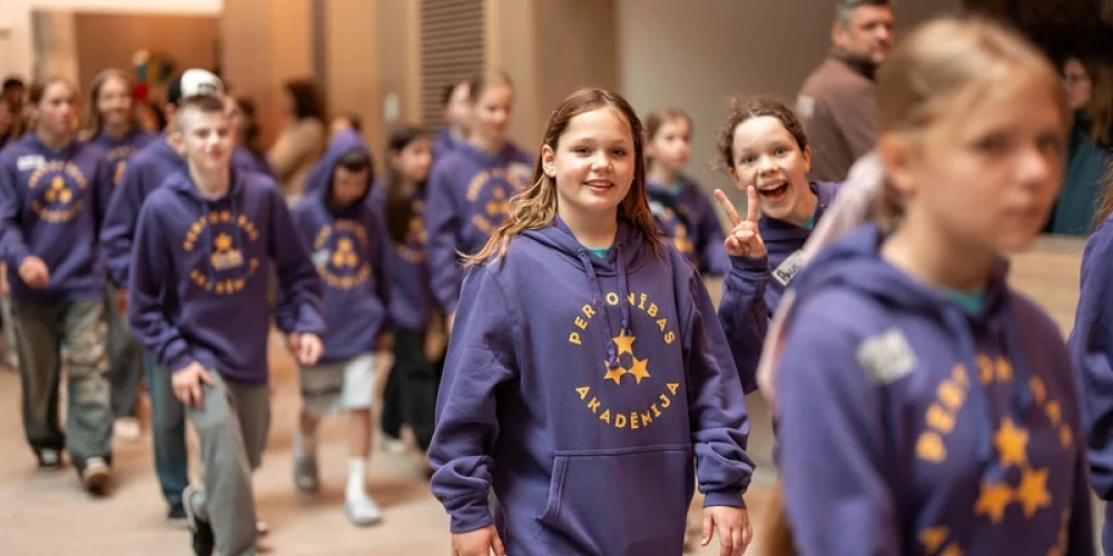 Ventspils koncertzālē “Latvija” svinīgi tika atklāta Latvijas Olimpiskās komitejas organizētā jauniešu nometne "Personības akadēmija 2025", kurā šogad piedalās 60 skolēni no 5. un 6. klasēm. 