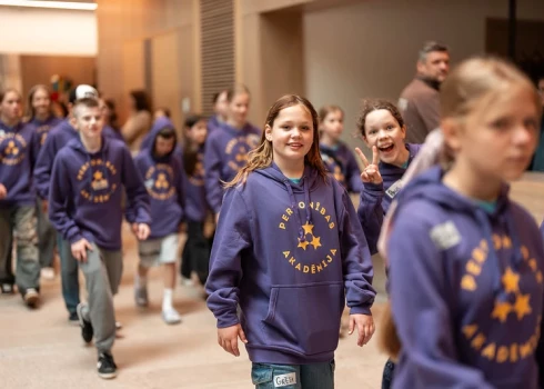 Ventspils koncertzālē “Latvija” svinīgi tika atklāta Latvijas Olimpiskās komitejas organizētā jauniešu nometne "Personības akadēmija 2025", kurā šogad piedalās 60 skolēni no 5. un 6. klasēm.