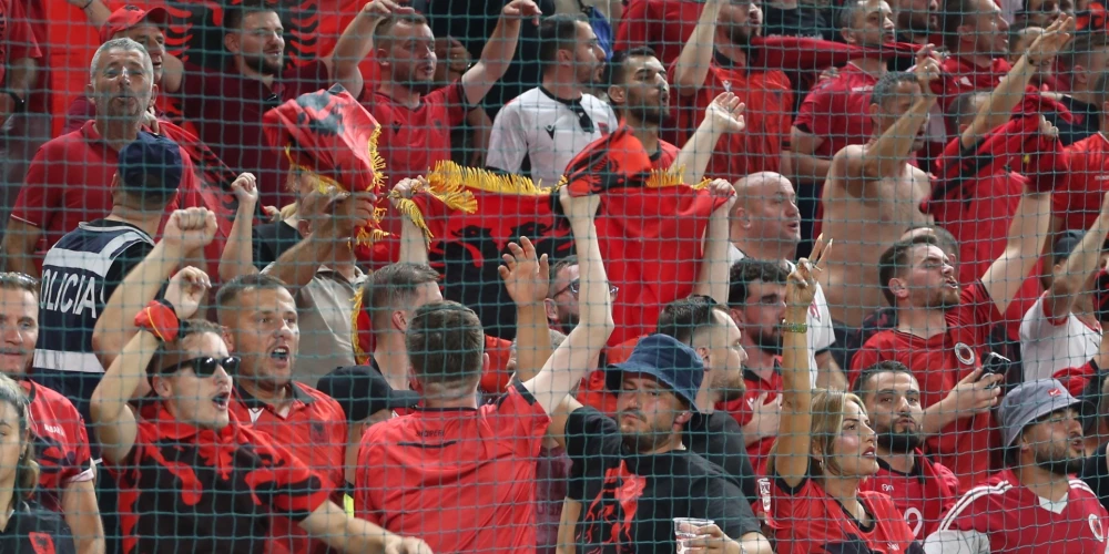 Albānijas futbola izlases atbalstītāji tribīnēs.
