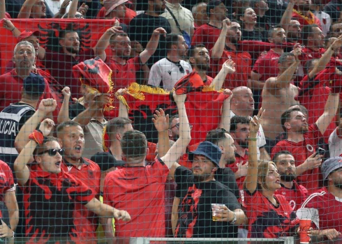Albānijas futbola izlases atbalstītāji tribīnēs.
