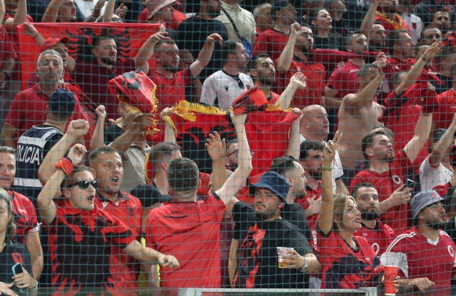 Albānijas futbola izlases atbalstītāji tribīnēs.