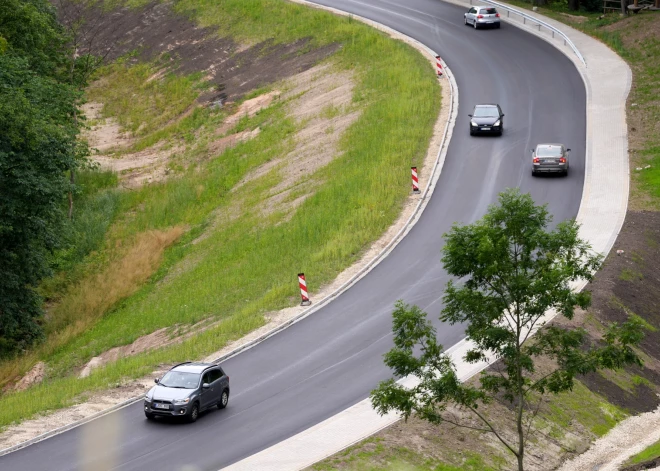 Gaidīšanas laiks līdz pat 40 minūtēm: lielākie satiksmes ierobežojumi uz galvenajiem autoceļiem