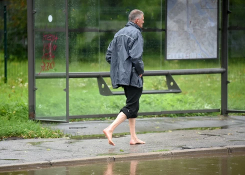 Dienā saule mīsies ar mākoņiem un vietām īslaicīgi līs, iespējams pērkona negaiss. 