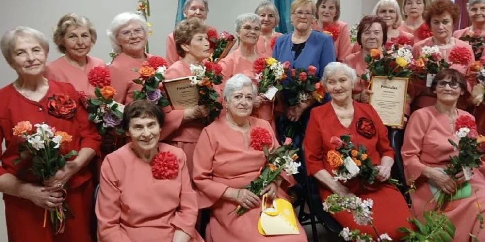 “Ciecerītes” jubilejā. Maija vidū Astrīdas Rozenbergas vadītā Saldus senioru deju kopa svinēja 20 gadu jubileju