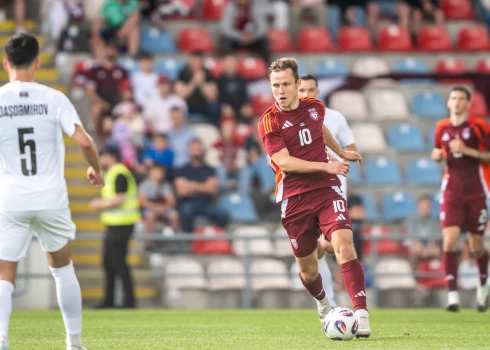 Latvijas izlases futbolists Jānis Ikaunieks uzbrukumā.