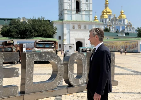 Šorīt mūsu vilciens bija spiests braukt cauri raķešu un dronu krusai, kas nokrita uz Rivnes un Dubnas pilsētām, atklāj Budris.