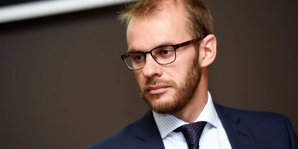 “Ja mana atkāpšanās no padomes priekšsēdētāja amata var uzlabot valdes un padomes sadarbību, mazināt arī slimnīcas kolektīva neapmierinātību ar radušos situāciju, kā arī veicināt pakāpenisku Latvijas Onkoloģijas centra renovācijas uzsākšanu iespējami drīzākā laikā, uzskatu, ka tā ir vienīgā pareizā rīcība,” norādīja Edgars Labsvīrs.