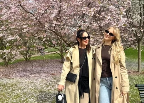 Gundega Skudriņa ar vecāko meitu Gerdu Jasmīnu, kas Skolu jaunatnes dziesmu un deju svētkos dziedās Rīgas Franču liceja kora sastāvā.