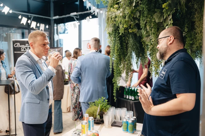 Viņš gan ar interesi degustēja delikatešu nodaļas piedāvātos ēdienus un dzērienus, gan arī nevairījās no kontaktēšanās ar sastaptajiem kolēģiem un paziņām.