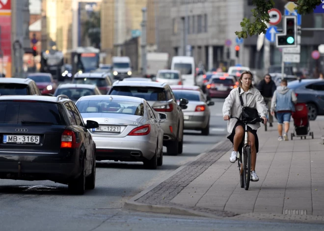 Rīgā ierosina ieviest iebraukšanas maksu centrā līdz dzelzceļa lokam, veidojot zemo emisiju zonu