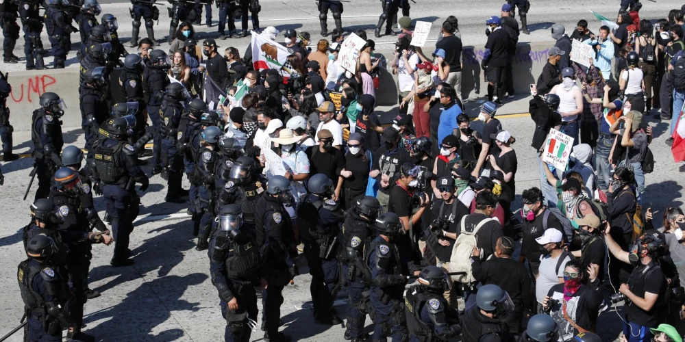 Tramps nekārtību apspiešanai uz Losandželosu nosūta jūras kājniekus un Nacionālās gvardes papildspēkus. 
