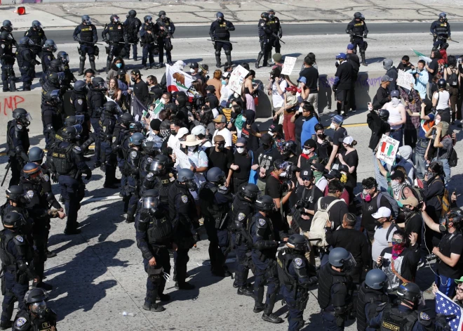 Tramps nekārtību apspiešanai uz Losandželosu nosūta jūras kājniekus un Nacionālās gvardes papildspēkus