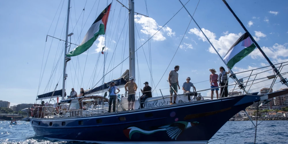 Izraēla deportēs aktīvistus, kas ar jahtu mēģināja nokļūt Gazas joslā. 