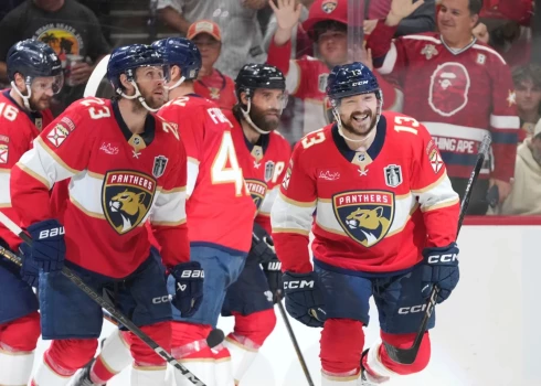 "Panthers" izcīna graujošu uzvaru Stenlija kausa finālsērijas trešajā mačā. 