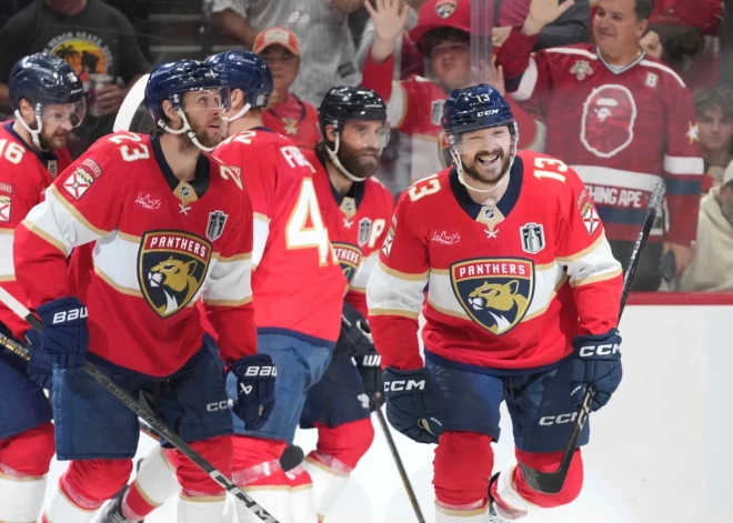 "Panthers" izcīna graujošu uzvaru Stenlija kausa finālsērijas trešajā mačā