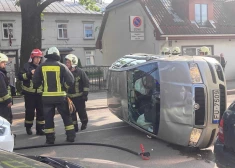 FOTO: Tallinas ielā apgāzusies automašīna – vadītāja nogādāta slimnīcā