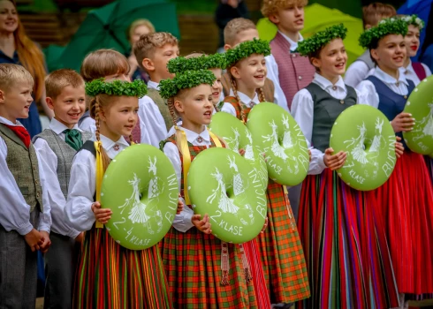 Svētku dalībnieku apgleznotās pērles nonākušas Rīgā. 