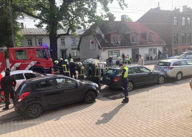 Сегодня, 10 июня, около 9:00 в Риге, на улице Таллиннас, автомобиль Škoda съехал с проезжей части и перевернулся.