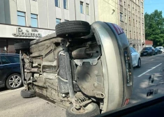 ФОТО: на улице Таллинас в Риге перевернулась машина - водитель доставлена в больницу