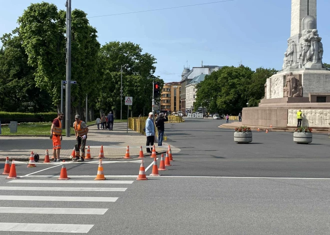 Uz 2026. gada Pasaules kausa kvalifikācijas spēli starp Latvijas un Albānijas vīriešu futbola izlasēm gaidāmi ap 500 albāņu līdzjutēji, tāpēc policija daļēji ierobežos piekļuvi Brīvības laukumam.