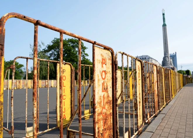 ФОТО: полиция частично ограничила доступ к памятнику Свободы