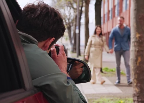 Gadiem ilgi viņa mēģināja risināt attiecības ar vīru, taču, nesaņemot atbildi, pamazām izdzisa. Beigās viņa padevās un atrada kādu, kurš viņu atkal uzlūkoja ar patiesu iekāri.