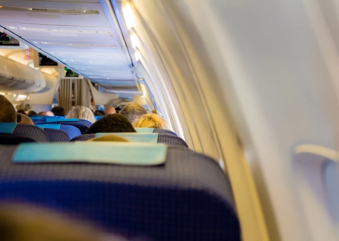 Stjuarte brīdina: šīs ir netīrākās vietas lidmašīnā