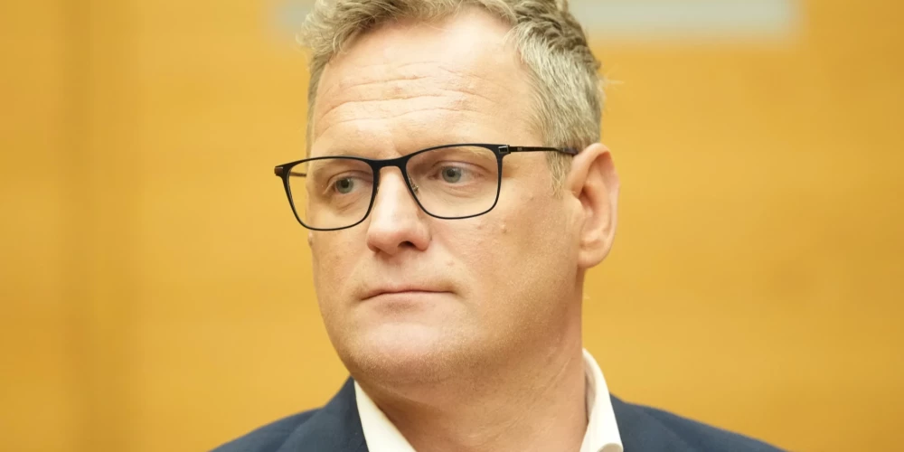 "Progresīvie" Rīgas mēra amata kandidāts Viesturs Kleinbergs piedalās preses konferencē pēc tikšanās ar partijas "Jaunā vienotība" pārstāvjiem Rīgas domē, kurā pārrunāja nākamās koalīcijas veidošanu.