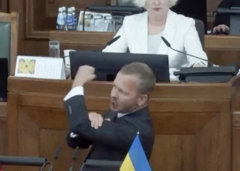 Saeimas komisija nevērtēs deputātu iesniegumus par Rosļikova izteikumiem un rupjajiem žestiem.