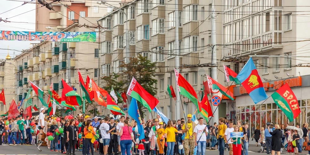 Белорусы шагают навстречу светлому будущему.
