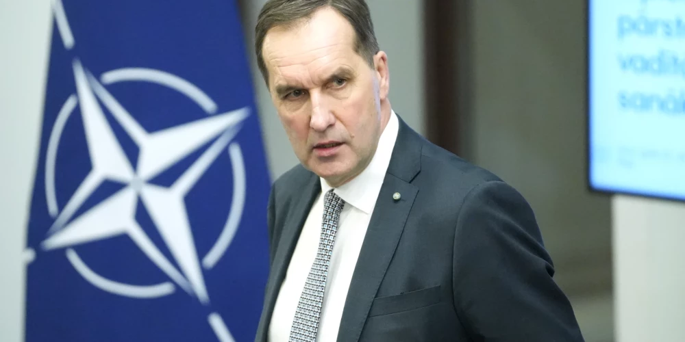 "Ļoti dīvaina interpretācija par to, kas tika teikts no Krievijas ārlietu ministra vietnieka Rjabkova puses. Viņš vispār nepieminēja Baltijas valstis. Pat ja Maskavā kādam varētu būt sapņi par “NATO atvilkšanu”, atcerieties – mēs jau vairāk nekā 20 gadus esam NATO locekļi," - norādījis Latvijas vēstnieks NATO Māris Riekstiņš.
